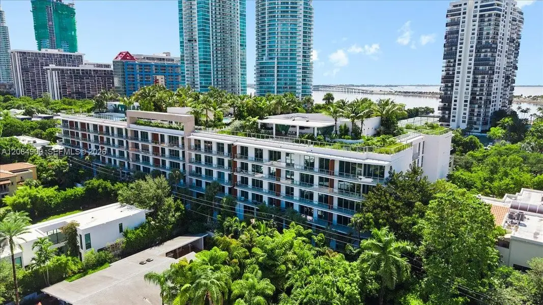 Condo located in Miami, FL showcasing its design and architecture (Image 5).