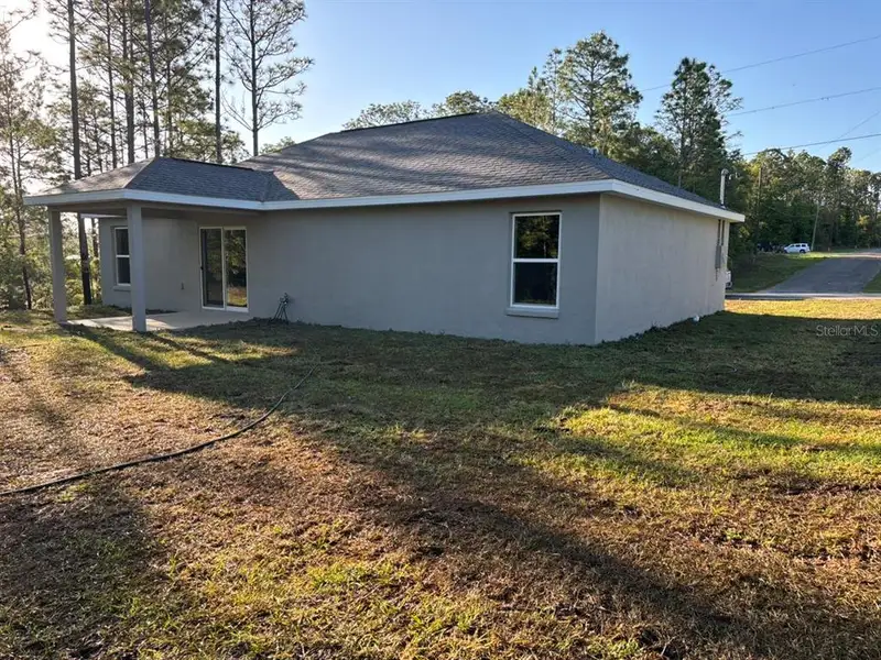 Exterior details and patio area of a home in , Dunnellon (Image 4).