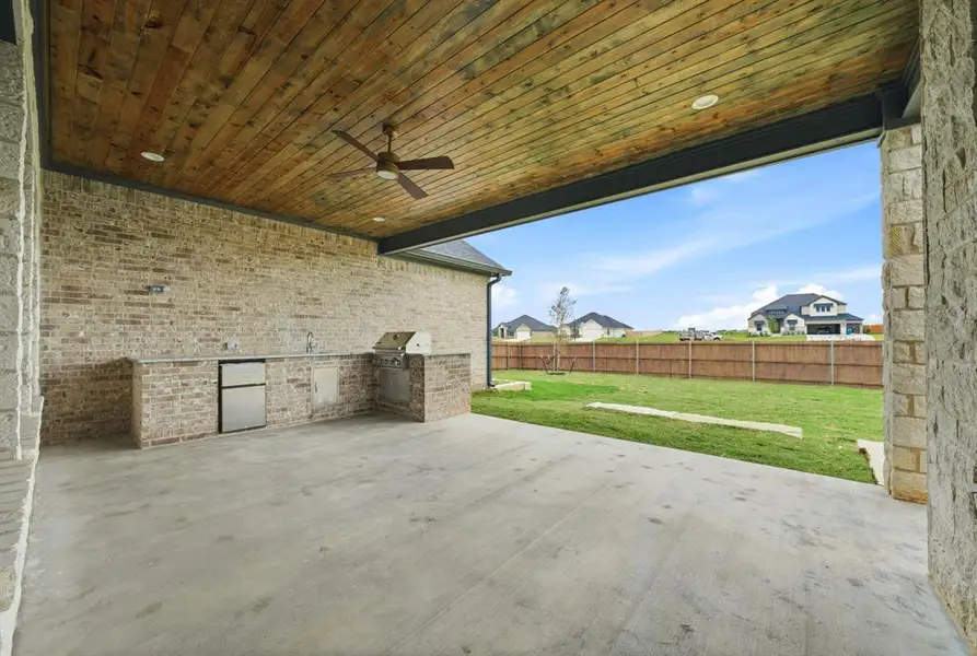 Exterior details and patio area of a home in , Hewitt (Image 3).