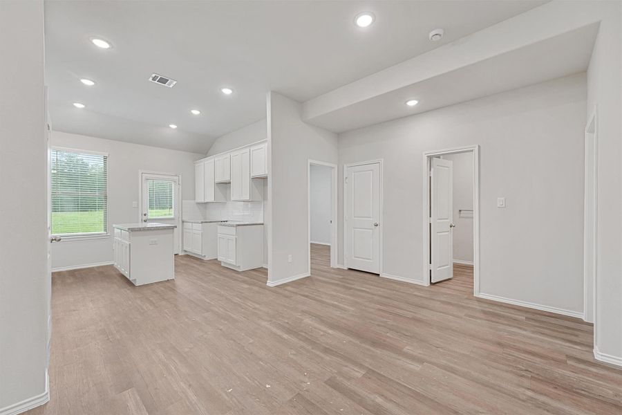 Spacious, unfurnished interior of a new home in , Lufkin (Image 27).