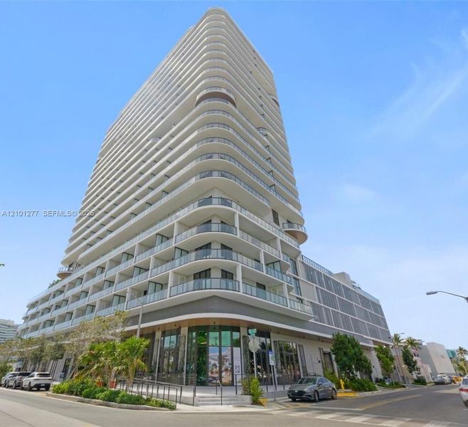 Condo located in Miami Beach, FL showcasing its design and architecture (Image 21).