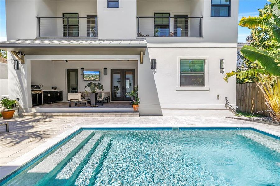 Exterior details and patio area of a home in , St. Petersburg (Image 33).