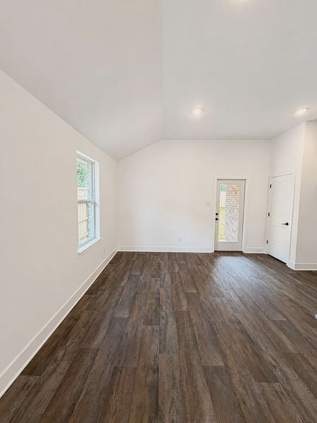 Spacious, unfurnished interior of a new home in Stonebrooke, Conroe (Image 8).