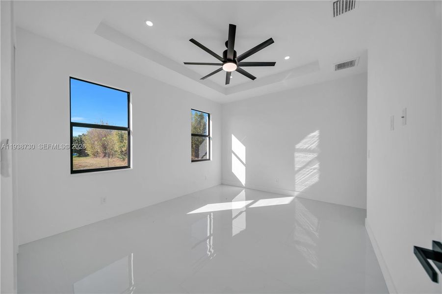 Spacious, unfurnished interior of a new home in , Cape Coral (Image 41).