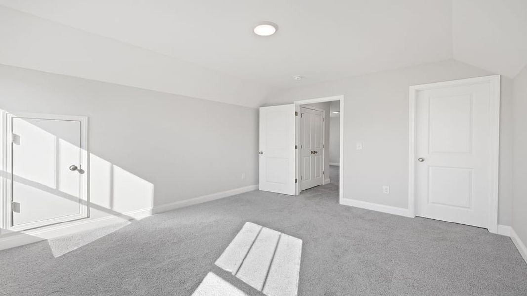 Spacious, unfurnished interior of a new home in Sunset Summits, Spartanburg (Image 27).