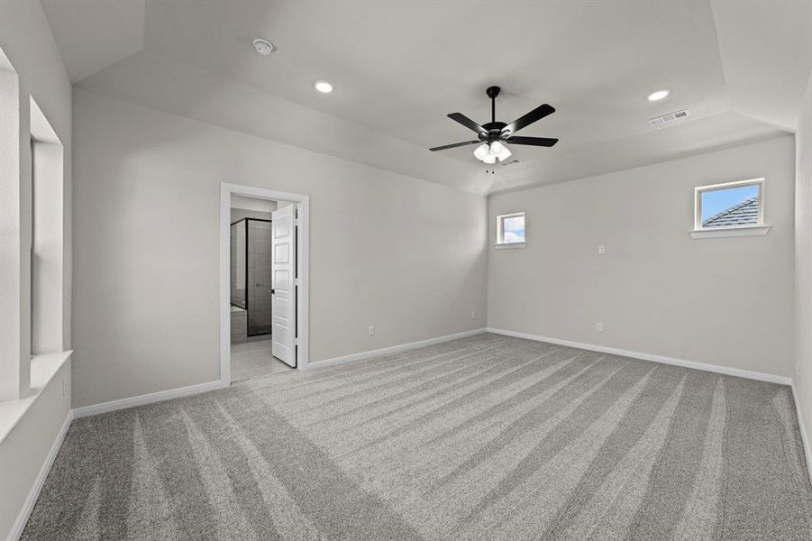 Spacious, unfurnished interior of a new home in Mantua Point Gardens, Van Alstyne (Image 17).