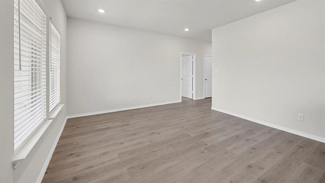 Spacious, unfurnished interior of a new home in Forestbrook Estates, Paris (Image 23).