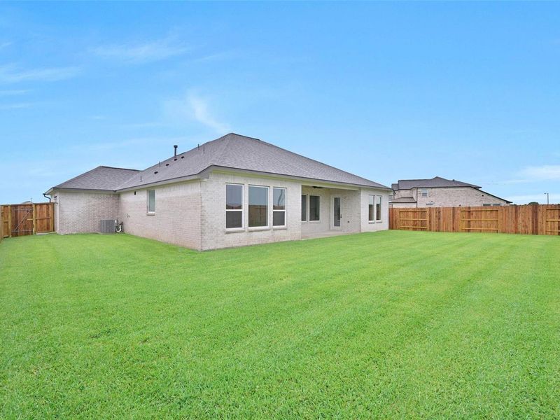 Exterior details and patio area of a home in Lago Mar, Texas City (Image 24).