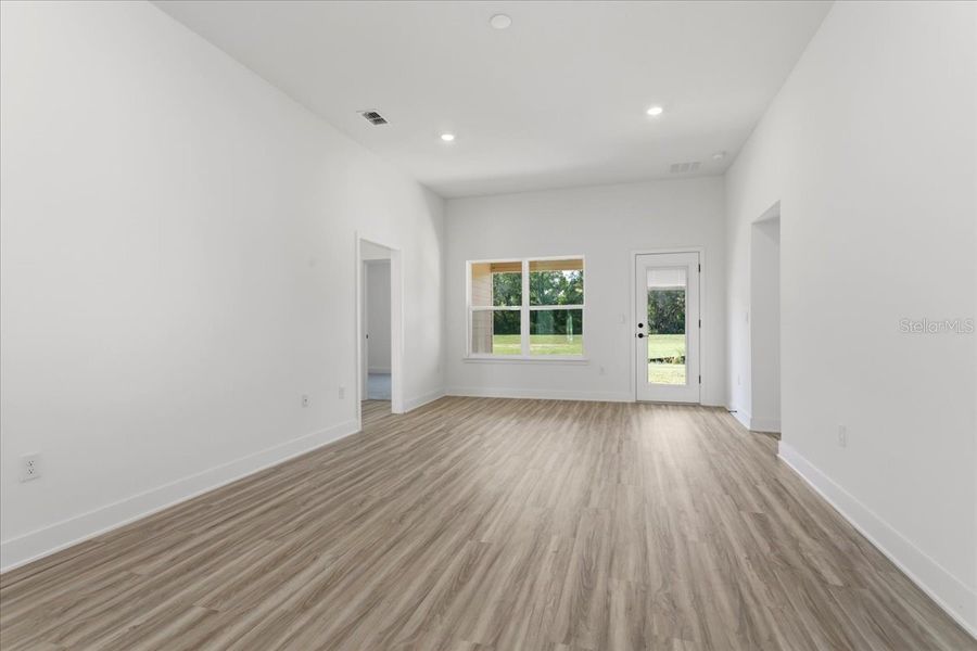 Spacious, unfurnished interior of a new home in Kirkland Farms, Alachua (Image 26).
