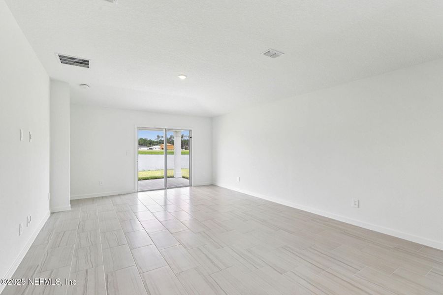 Spacious, unfurnished interior of a new home in Azalea Creek, Jacksonville (Image 15).