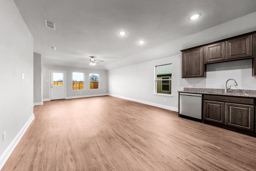 Spacious, unfurnished interior of a new home in Stonecreek, Sulphur Springs (Image 19).