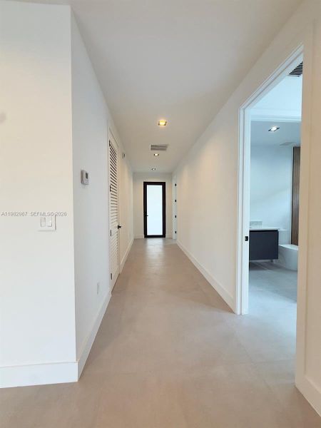 Spacious, unfurnished interior of a new home in , Fort Lauderdale (Image 23).