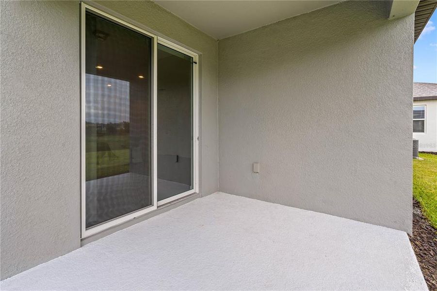Exterior details and patio area of a home in Evergreen, Thonotosassa (Image 3).