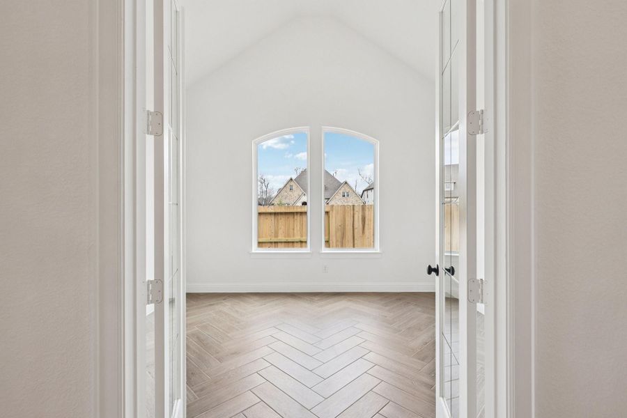 Spacious, unfurnished interior of a new home in Sienna 65', Missouri City (Image 32).