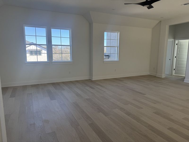 Spacious, unfurnished interior of a new home in Persimmon, Buda (Image 8).