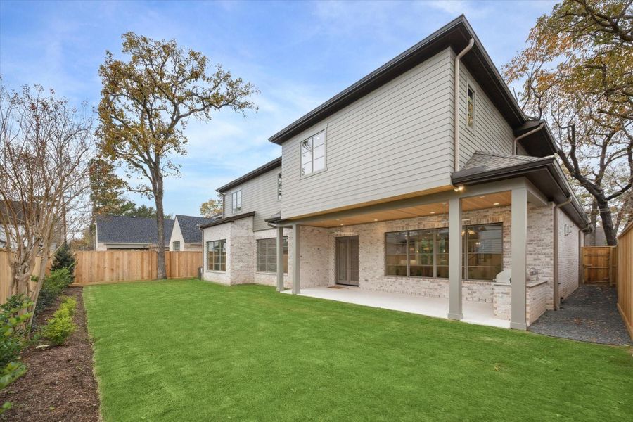 Expansive grass space and landscaping for your families enjoyment! Expansive grass space and landscaping for your families enjoyment!