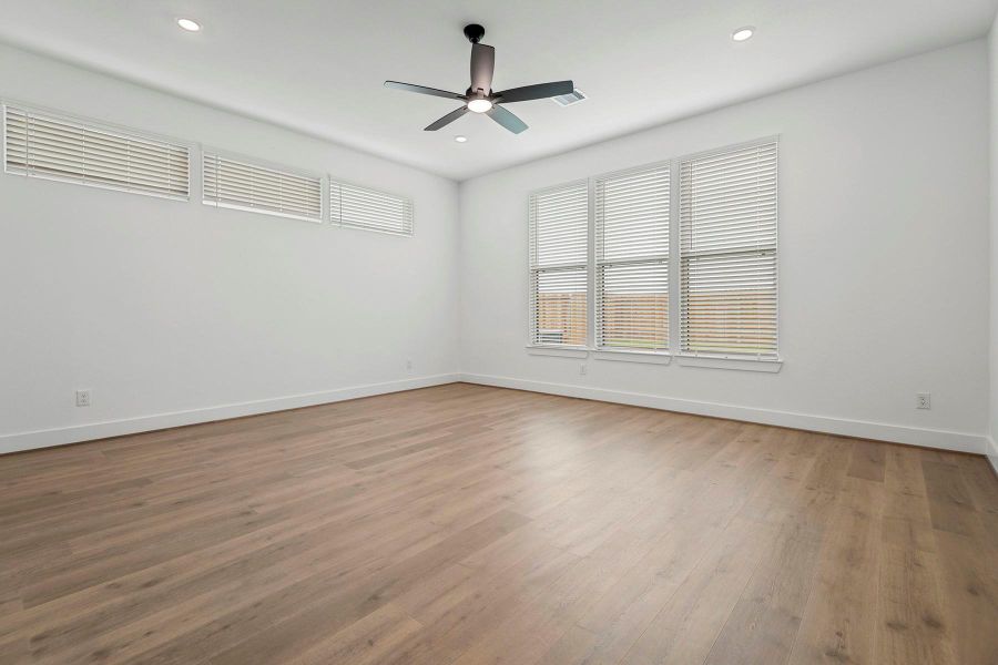 Spacious, unfurnished interior of a new home in Hallimore Ranch, Rosenberg (Image 9).