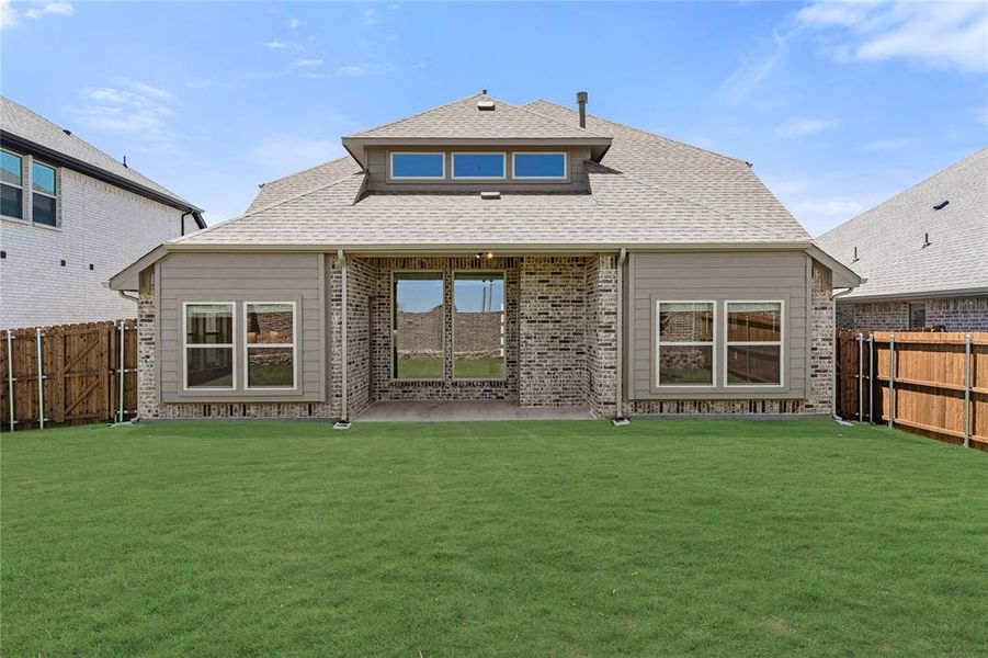 Exterior details and patio area of a home in Chaparral Park, Oak Point (Image 3).
