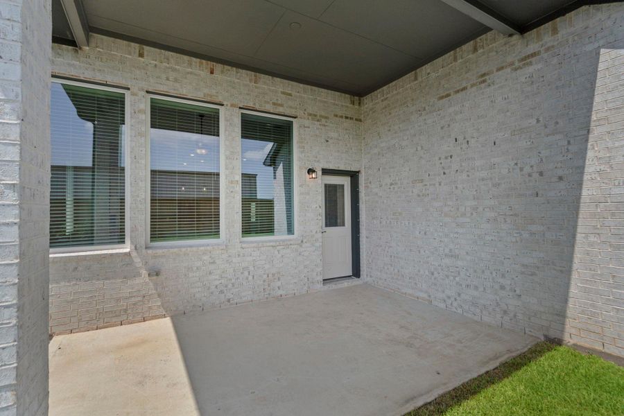 Spacious, unfurnished interior of a new home in Mulberry Farms, Santa Fe (Image 7).