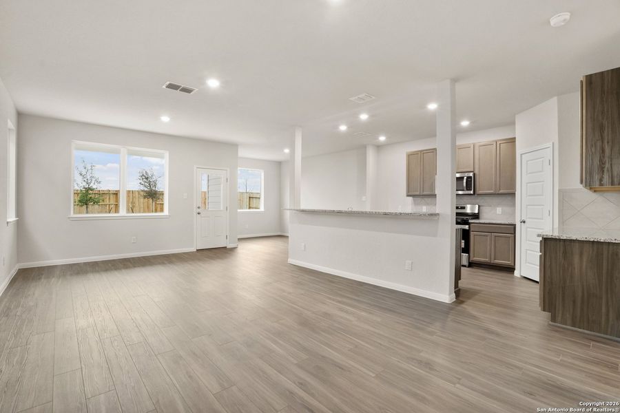 Spacious, unfurnished interior of a new home in Timber Creek, San Antonio (Image 9).