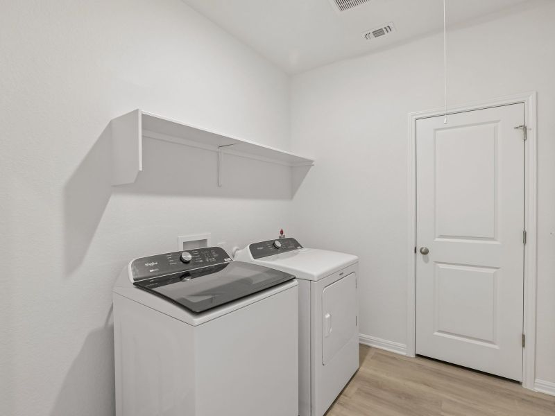 Close-up of interior finishes inside a home in Lexington Parke, Del Valle (Image 5).