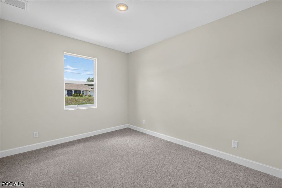 Spacious, unfurnished interior of a new home in Cape Coral, Cape Coral (Image 24).