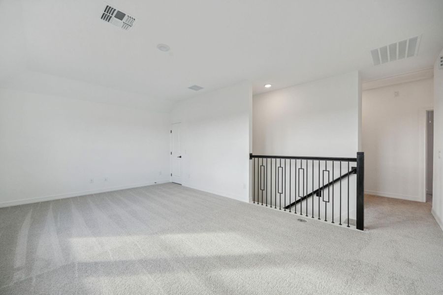 Spacious, unfurnished interior of a new home in Valencia, Manvel (Image 13).