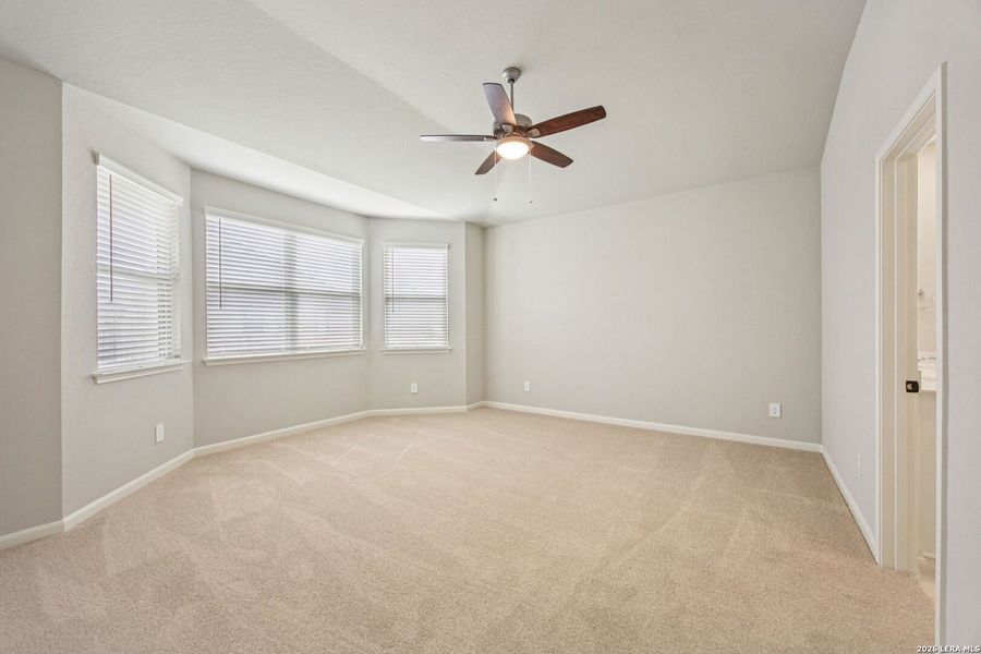 Spacious, unfurnished interior of a new home in Arcadia Ridge - Premier Series, San Antonio (Image 17).