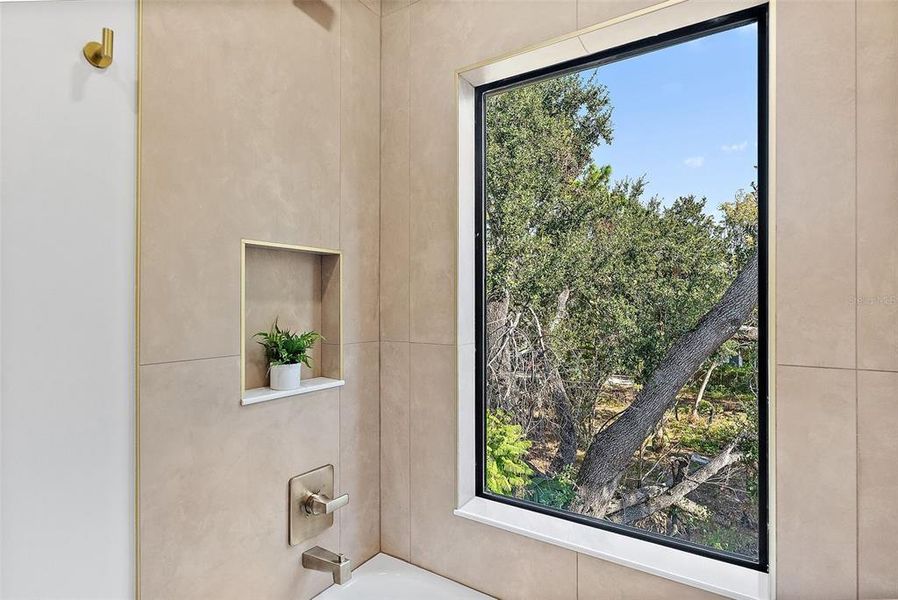 Exterior details and patio area of a home in , Tampa (Image 4).