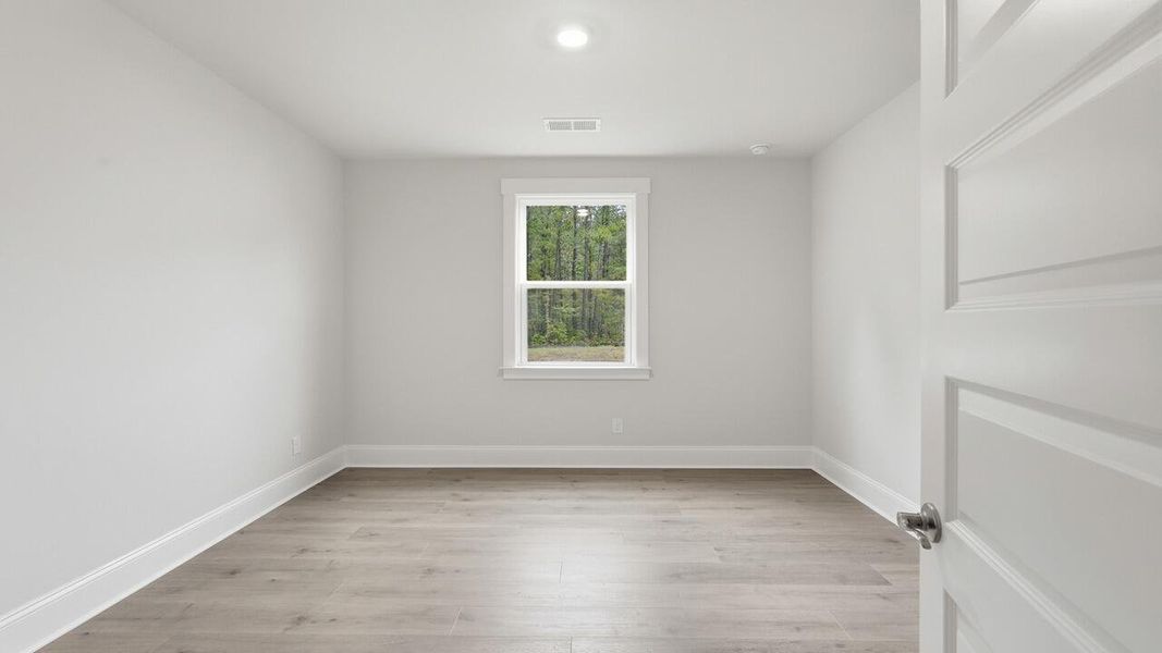 Spacious, unfurnished interior of a new home in Sheep Island, Summerville (Image 14).