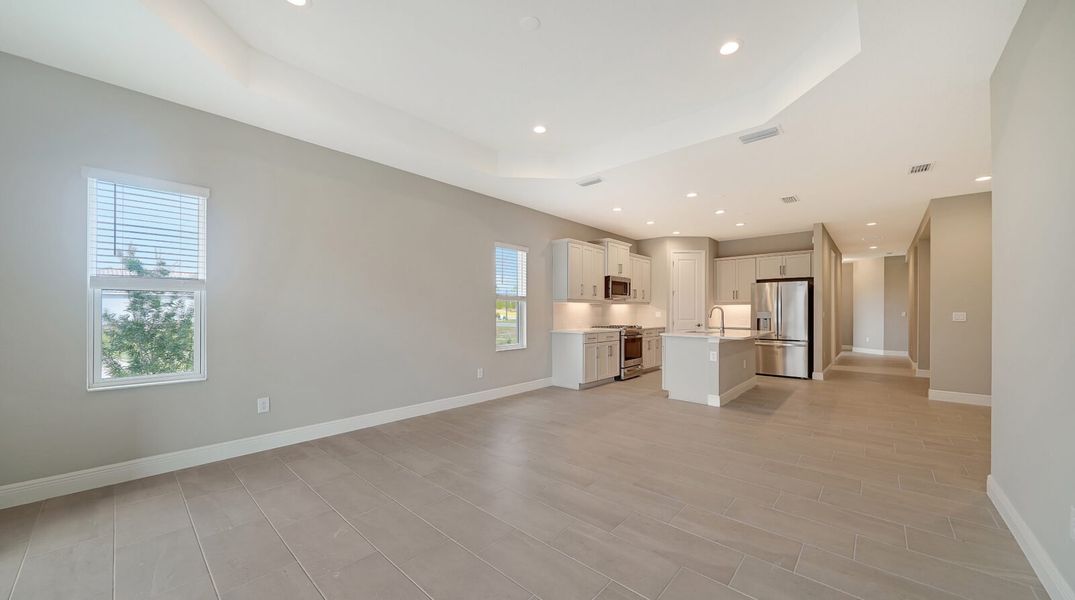 Spacious, unfurnished interior of a new home in Windward, Sarasota (Image 15).
