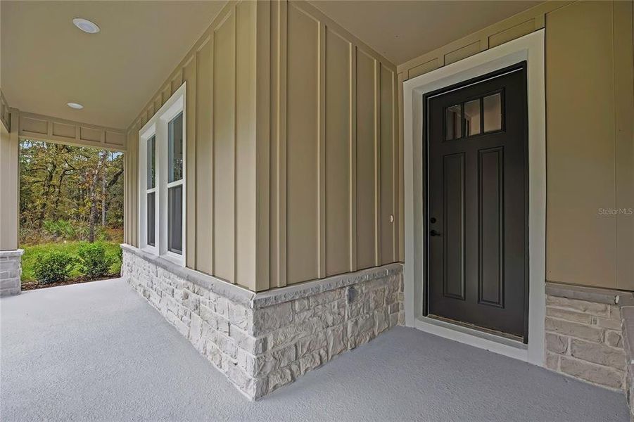 Exterior details and patio area of a home in , Weeki Wachee (Image 3).
