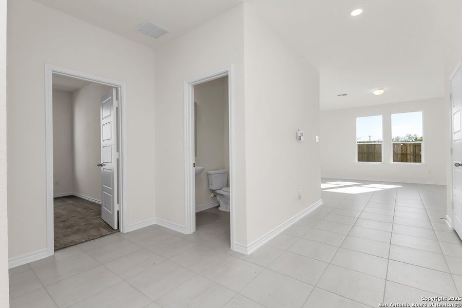 Spacious, unfurnished interior of a new home in Spanish Trails, San Antonio (Image 16).