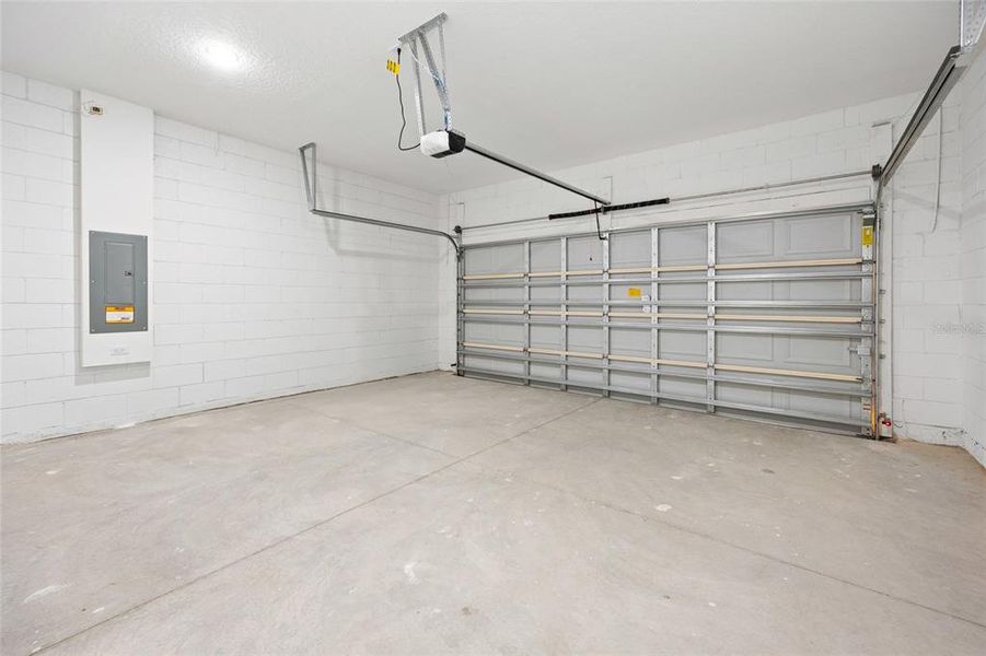 Spacious, unfurnished interior of a new home in , Citrus Springs (Image 23).