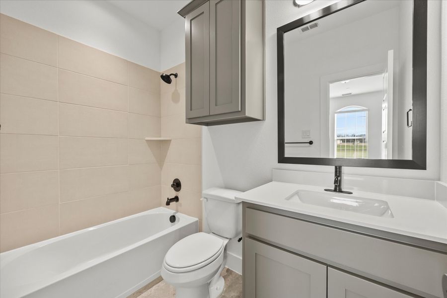 Representative furnished interior of a home built from the Davenport by Windsor Homes in Winding Creek, Rockwall (Image 16).