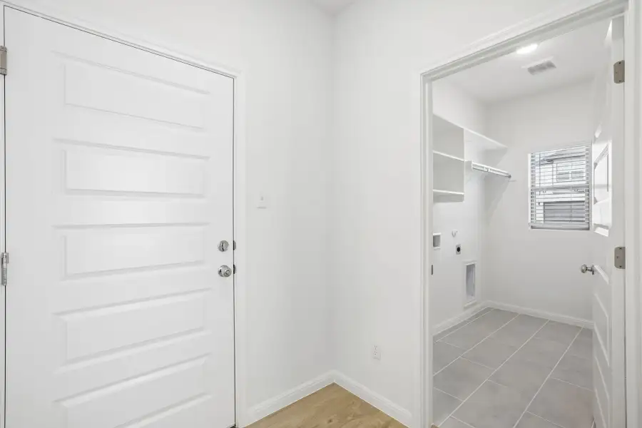 Spacious, unfurnished interior of a new home in Trinity Ranch, Elgin (Image 17).