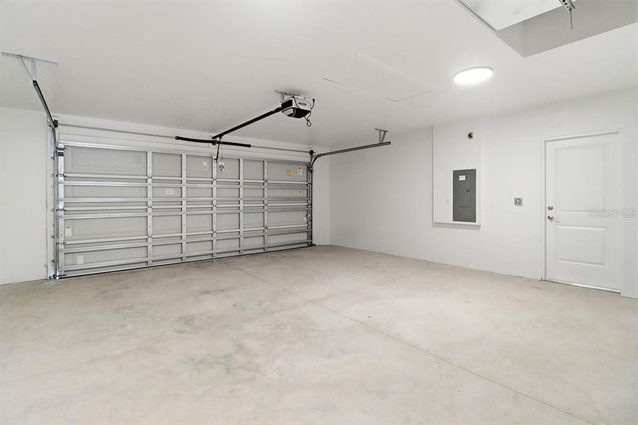 Spacious, unfurnished interior of a new home in , Citrus Springs (Image 27).