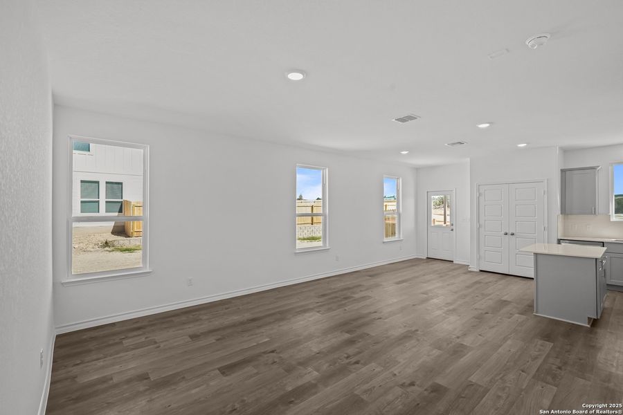 Spacious, unfurnished interior of a new home in Davis Ranch, San Antonio (Image 19).