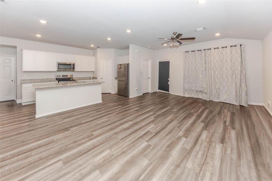 Spacious, unfurnished interior of a new home in Willow Glenn, Temple (Image 31).