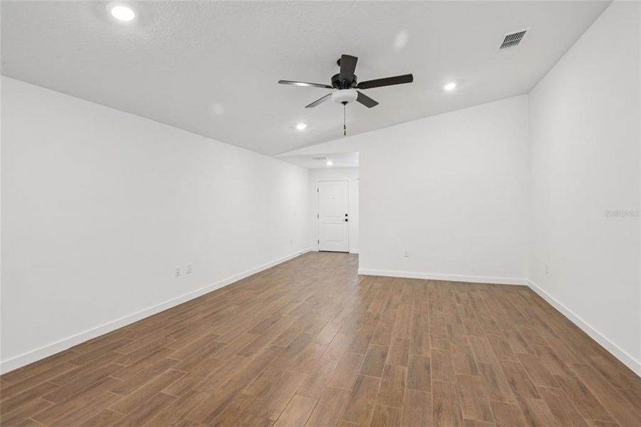 Spacious, unfurnished interior of a new home in Royal Highlands, Weeki Wachee (Image 14).