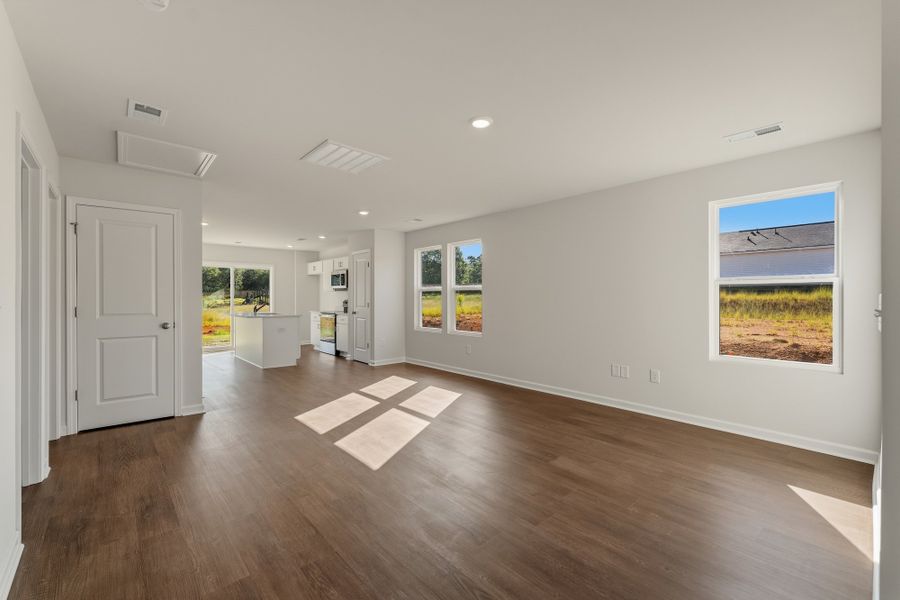 Spacious, unfurnished interior of a new home in Evergreen, Spartanburg (Image 9).