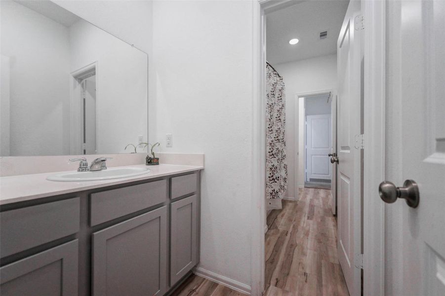 Well-appointed guest bathroom with tub/shower combo and framed mirror. Clean and move-in ready in Katy’s Sunterra community Well-appointed guest bathroom with tub/shower combo and framed mirror. Clean and move-in ready in Katy’s Sunterra community