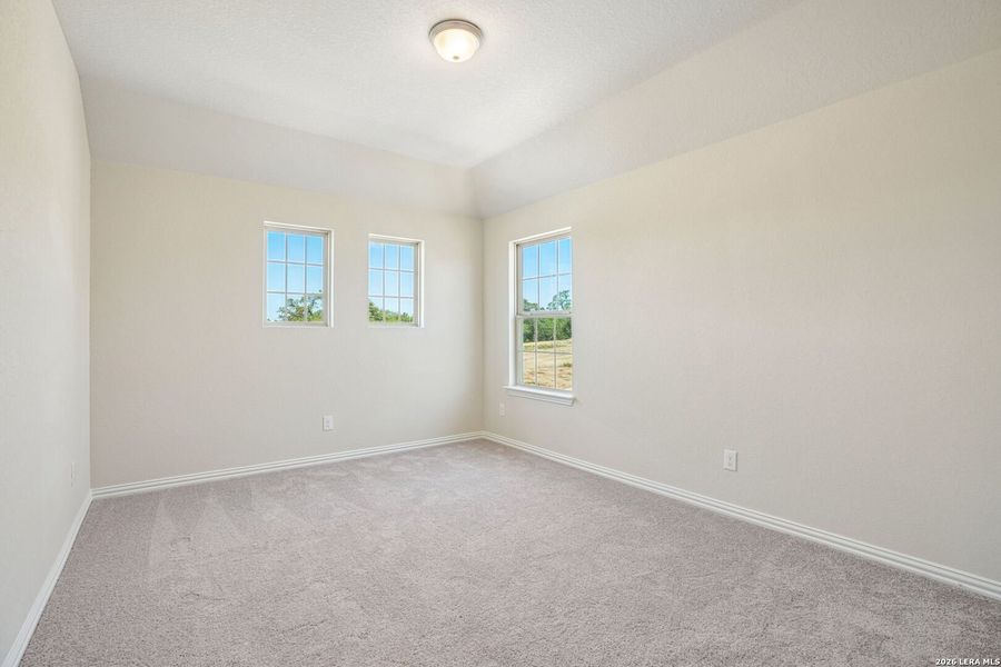 Spacious, unfurnished interior of a new home in Meyer Ranch - Enclave, New Braunfels (Image 32).