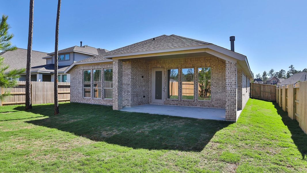 Exterior details and patio area of a home in Evergreen, Conroe (Image 2).