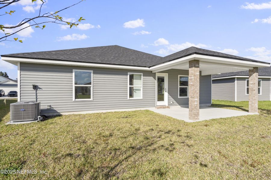 Exterior details and patio area of a home in Summerglen, Jacksonville (Image 3).