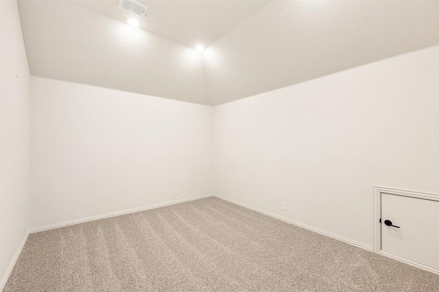 Spacious, unfurnished interior of a new home in Glenwood Meadows, Argyle (Image 38).