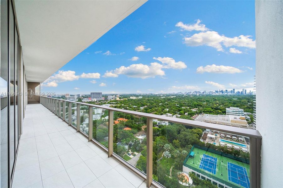 Condo located in Miami, FL showcasing its design and architecture (Image 4).