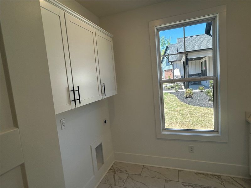 Spacious, unfurnished interior of a new home in Edwards Ridge, Central (Image 18).