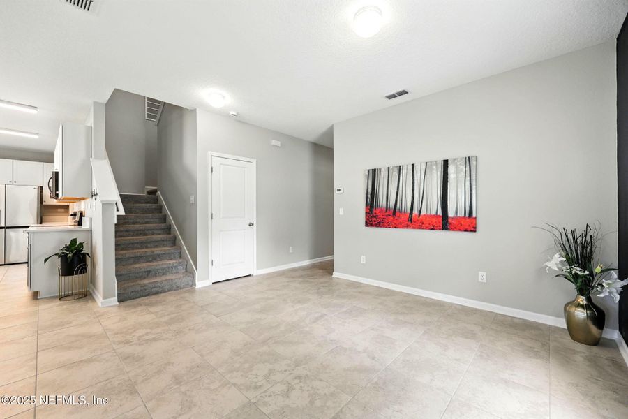 Spacious, unfurnished interior of a new home in , Jacksonville (Image 18).