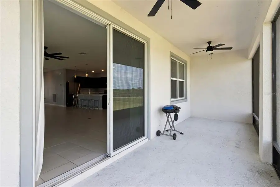 Exterior details and patio area of a home in , Lake Alfred (Image 3).